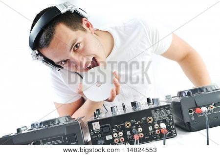 mladý dj muž se sluchátky a kompaktní disk dj zařízení