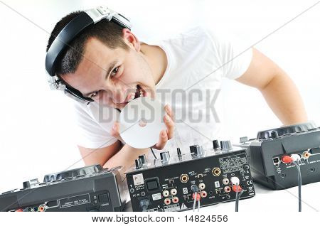 mladý dj muž se sluchátky a kompaktní disk dj zařízení