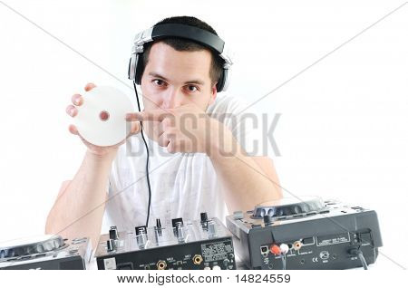 mladý dj muž se sluchátky a kompaktní disk dj zařízení
