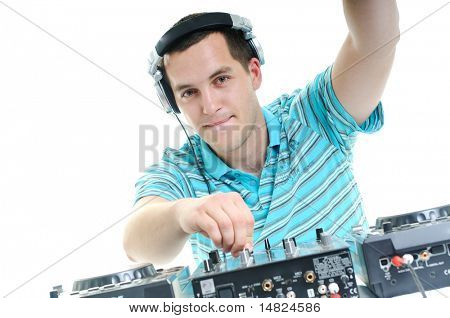 mladý dj muž se sluchátky a kompaktní disk dj zařízení