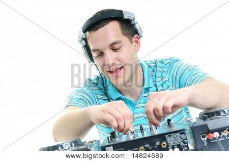 mladý dj muž se sluchátky a kompaktní disk dj zařízení