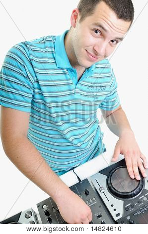 mladý dj muž se sluchátky a kompaktní disk dj zařízení