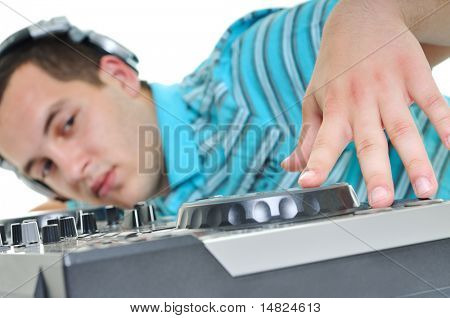 mladý dj muž se sluchátky a kompaktní disk dj zařízení