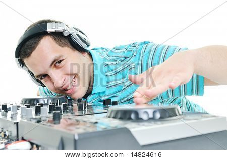 mladý dj muž se sluchátky a kompaktní disk dj zařízení