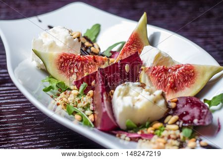 vegetable salad with figs, beets and cheese