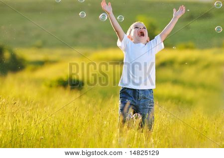 heureux jeune bel enfant Amusez-vous sur pouve avec jouet de bulles de savon