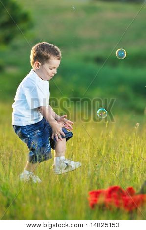 heureux jeune bel enfant Amusez-vous sur pouve avec jouet de bulles de savon