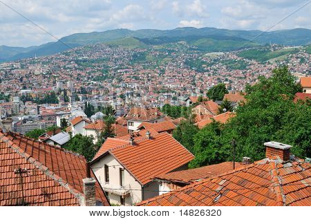 ville de Sarajevo en Bosnie depuis la colline