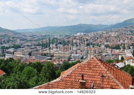 ville de Sarajevo en Bosnie depuis la colline