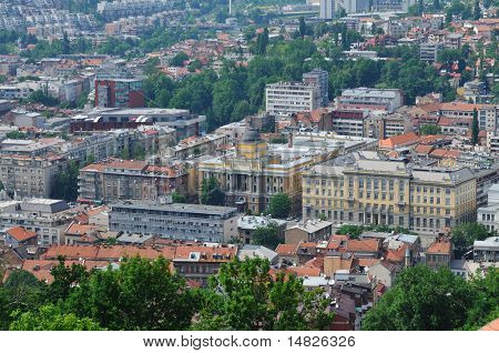 ville de Sarajevo en Bosnie depuis la colline