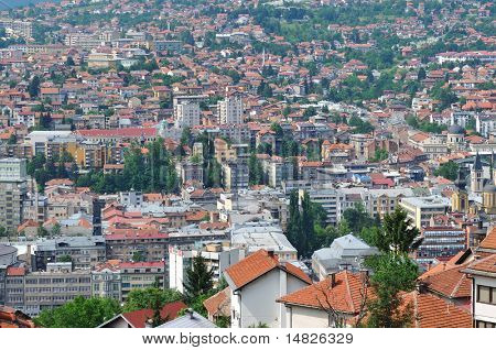 ville de Sarajevo en Bosnie depuis la colline