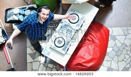 muž mladý dj sluchátka a kompaktní disk zařízení dj na večírek