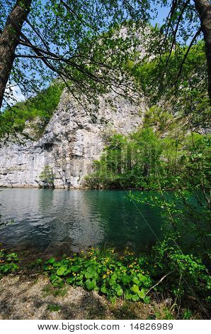 smuk natur scene med floden og vandfald på foråret seasson