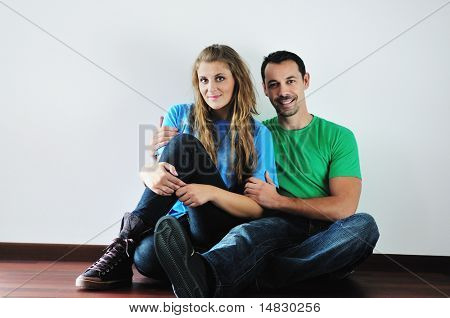 glade unge cuple have det sjovt og slappe af i deres nye store lyse hjem lejlighed