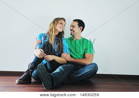 glade unge cuple have det sjovt og slappe af i deres nye store lyse hjem lejlighed