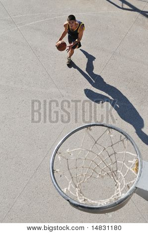 gorup de rapazes que jogar basquete ao ar livre na rua, com longas sombras e bird Ver os psicoló