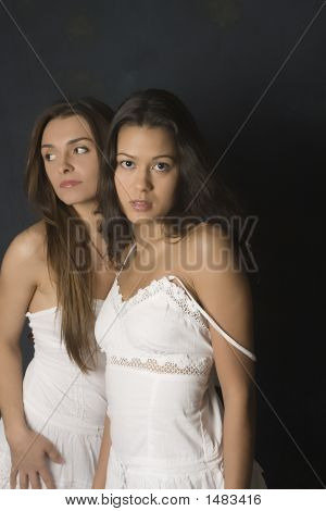 Brunetky modely s vážným výrazem