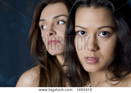 Brunetky modely s modrým pozadím