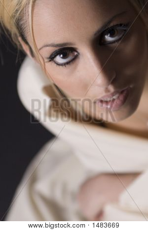 Blonďatá Model v prádle a hromadné vyhledávání