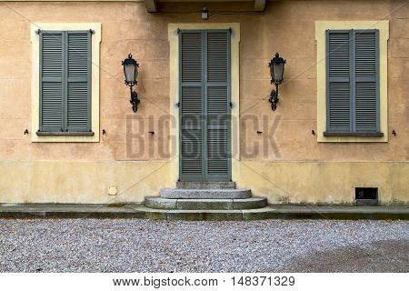 Brown Door  Europe  Italy  Lombardy       The Milano  Stret Lamp