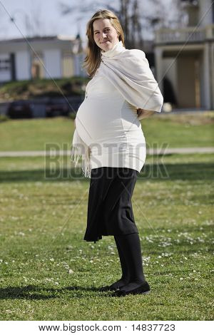 šťastná mladá těhotná womant bavit venkovní v přírodě na slunečný den