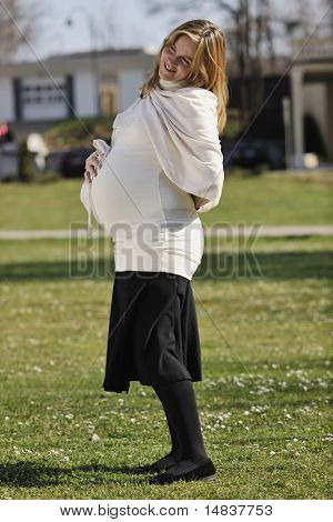 šťastná mladá těhotná womant bavit venkovní v přírodě na slunečný den