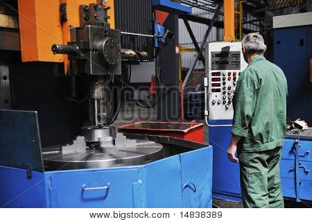 industria metalmeccanica di manofacturing persone con grande calcolatore moderno mashines