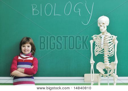 메모와 함께 생물학과 해부학 수업 학습 학교 classrom에서 행복 한 아이 들 그룹 