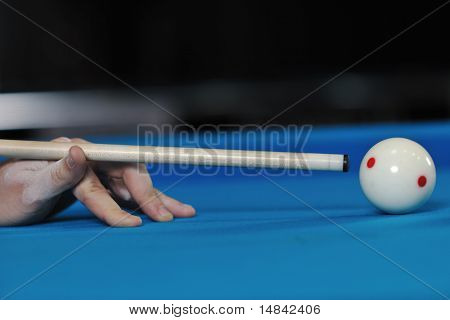 billard 또는 스 누 커 수영장 스포츠 조지아에서 최고의 솔루션 및 오른쪽 각도 찾는 젊은 프로 당구 선수