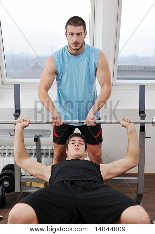 nuori mies fintess sport club liikunnan withweights ja rentouttava
