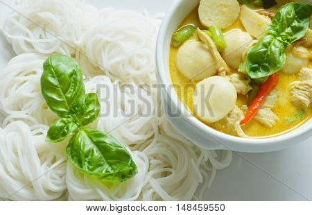 Green curry fish balls and chicken (Thailand format)