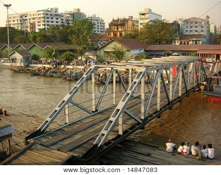 puente en yangon, myanmar