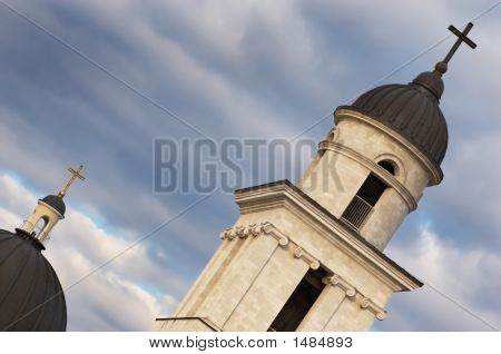 Kirche Kreuze auf dunklen Himmel Hintergrund