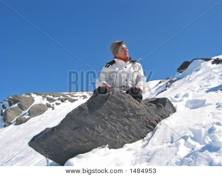 Donna su una roccia con Skiwears