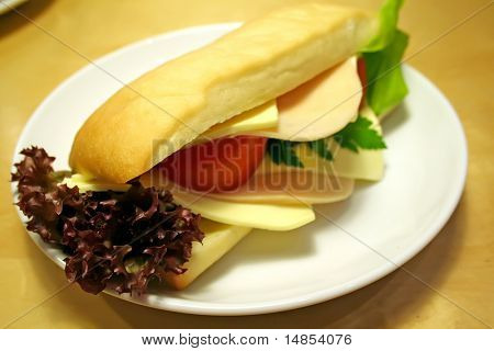 Kinkku-sadwich, ciabatta-leivästä