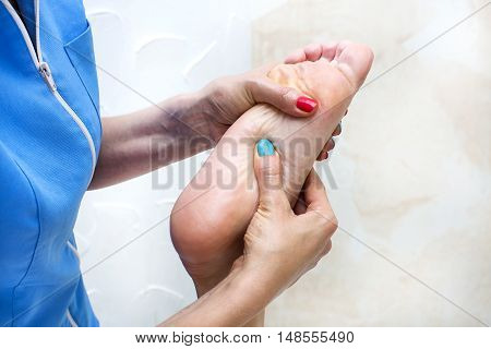 The process of foot massage treatments in the beauty salon