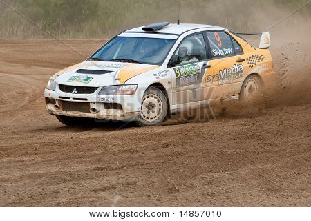 Rostov, Rússia - 05 de setembro: Uriy Volkov dirige carros de Subaru Impreza durante Rostov Velikiy Rússia