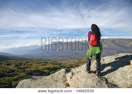 Kijken wolk Over vallei op de Gredos