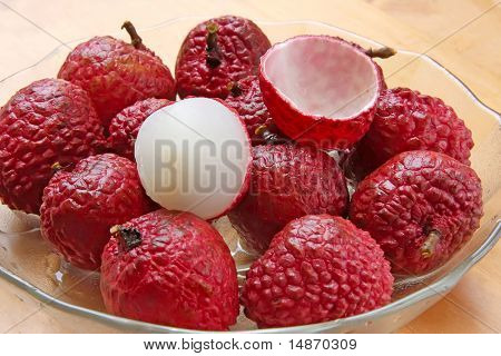 Litchi frugt frisk hele bunke flåede og pillede