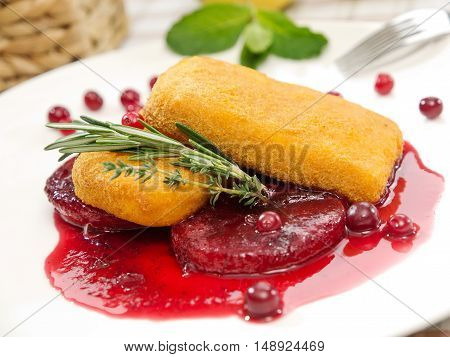 Baked Camembert With Cranberry Sauce