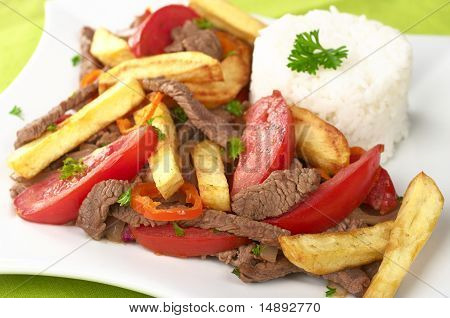 Peruánské jídlo zvané Lomo Saltado