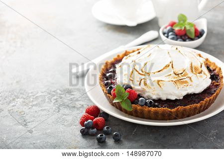 Berry tart with graham crackers and toasted meringue