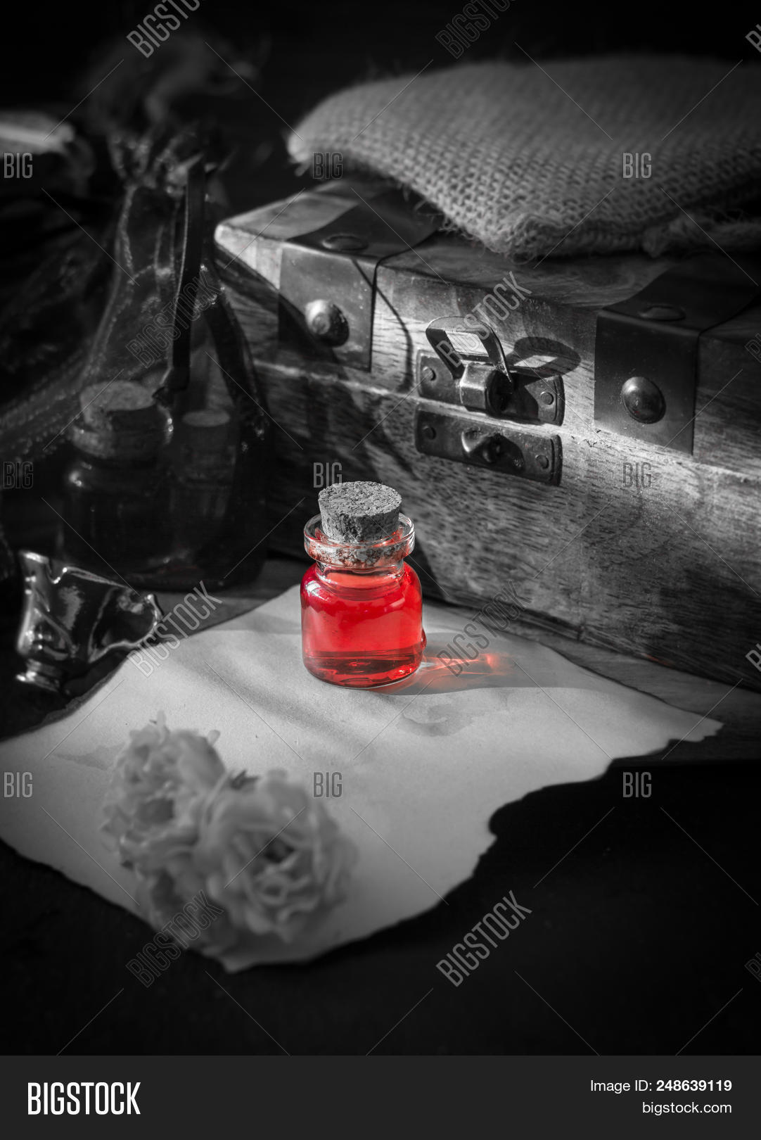 лягушка древолаз ядовитая. красный яд. красный яд в бутылке. ядовитый красный цвет. гриб решеточник красный.