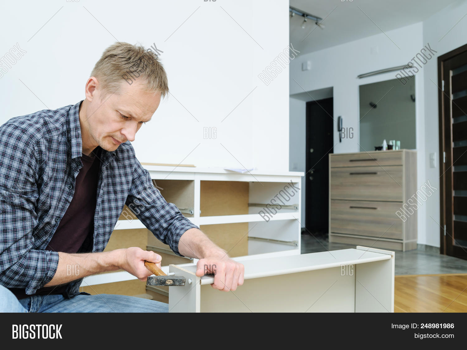 сборщик заказов яндекс еда. столяр строитель. сборщик свободный график. женщина читает во время ремонта в квартире. профессиональный сборщик мебели.