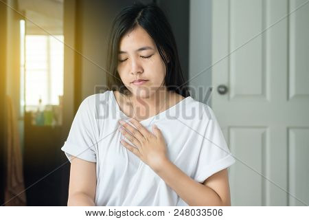Woman Having Or Symptomatic Reflux Acids,gastroesophageal Reflux Disease,because The Esophageal Sphi