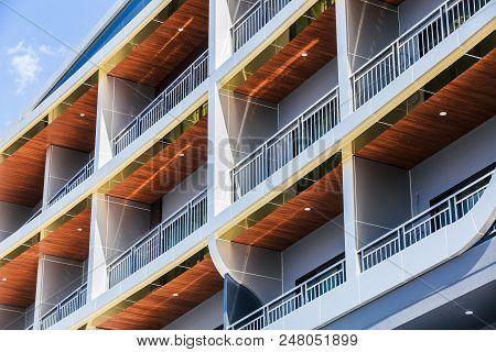 Modern Architecture Terrace Aluminum Rail And Fall Protection
 Tempered Glass
