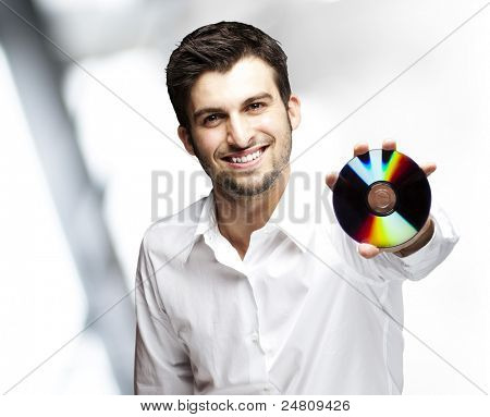 portret przystojny młody mężczyzna trzyma cd kryty