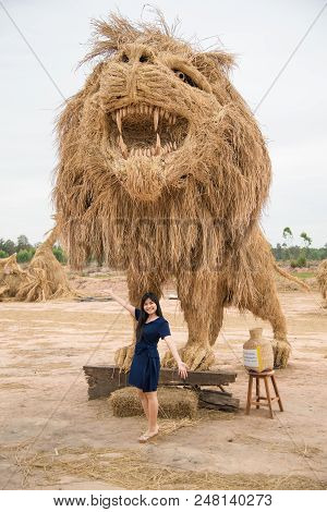 Nadun,maha Sarakham,thailand  - March 9, 2018: Show Idea Straw Puppet Festival In Nadun,maha Sarakha
