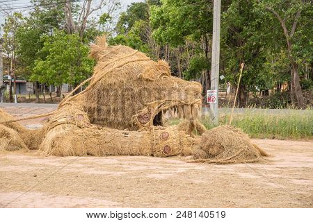 Nadun,maha Sarakham,thailand  - March 9, 2018: Show Idea Straw Puppet Festival In Nadun,maha Sarakha