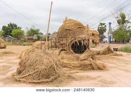 Nadun,maha Sarakham,thailand  - March 9, 2018: Show Idea Straw Puppet Festival In Nadun,maha Sarakha